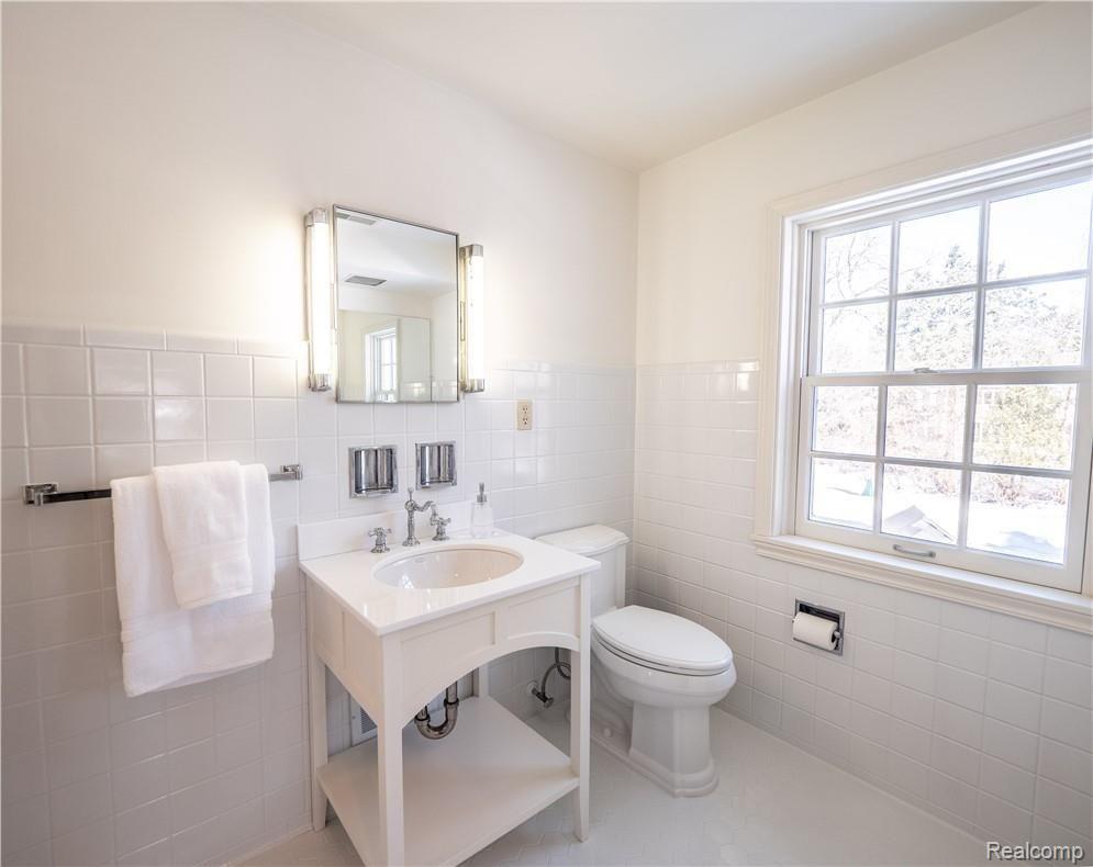 326 Keswick Road Bloomfield Hills, MI 48304 - Photo 23 of 33 P1644060-HDR.jpg