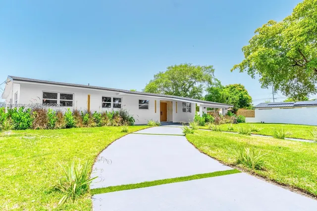$890,000 | 19661 Northeast 10th Place, Miami, FL 33179