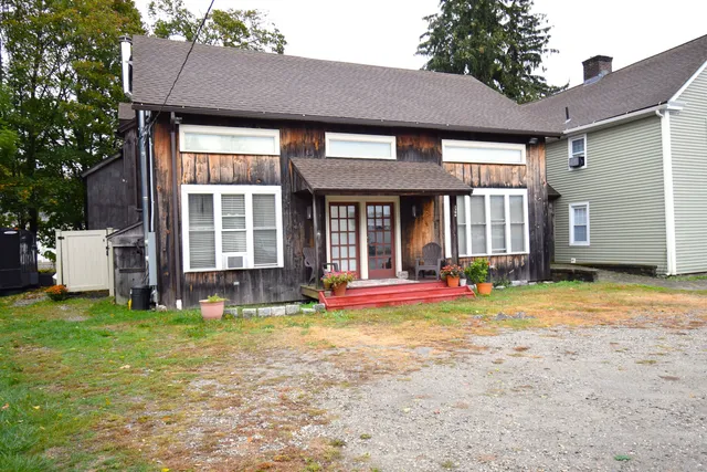 a view of a house with backyard and porch