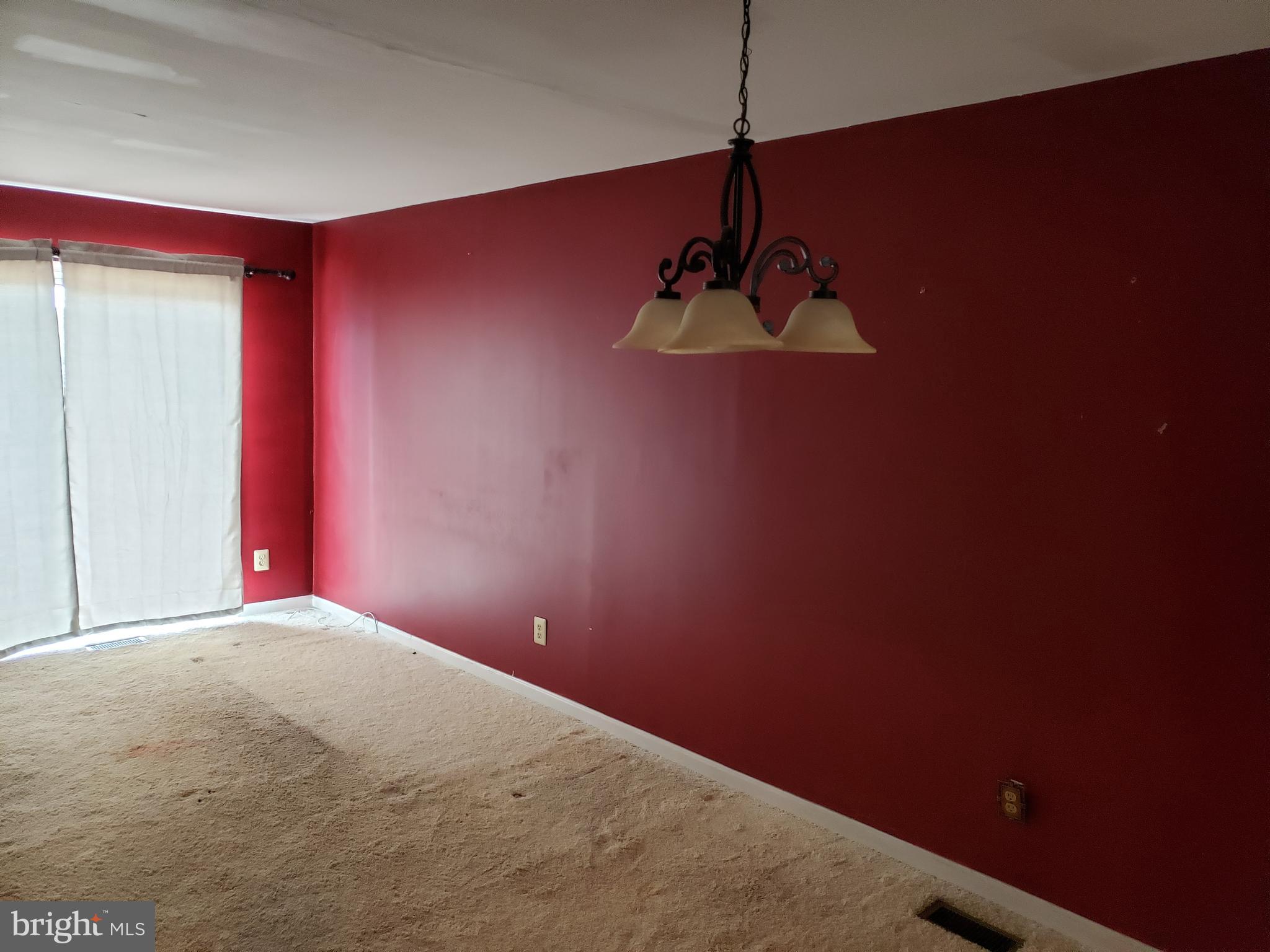 47 Powder View Court Baltimore, MD 21236 - Photo 22 of 32 LIVING ROOM - SLIDER TO REAR DECK