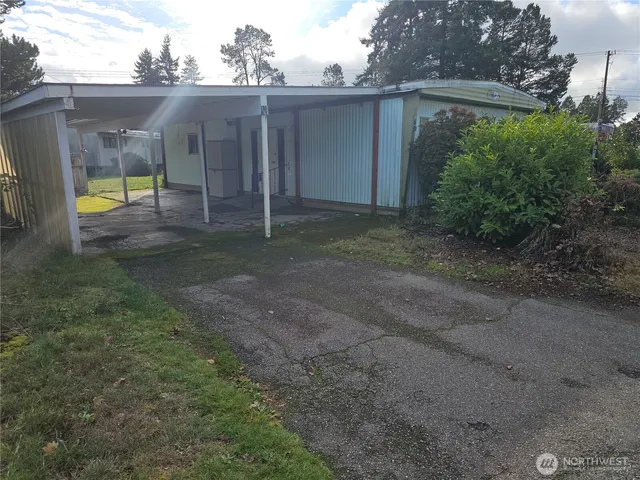 a view of a back yard of the house