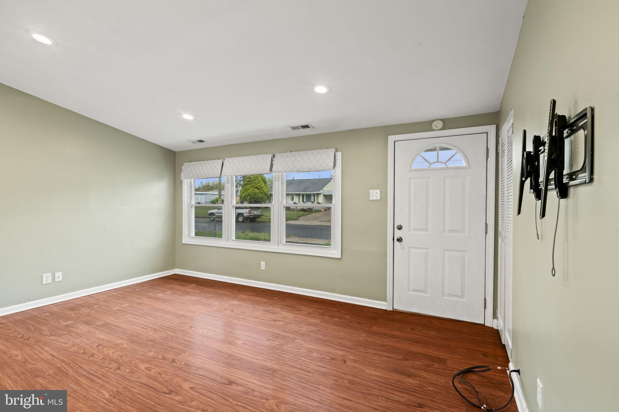 520 South Maple Avenue Maple Shade, NJ 08052 - Photo 4 of 24 Living Room
