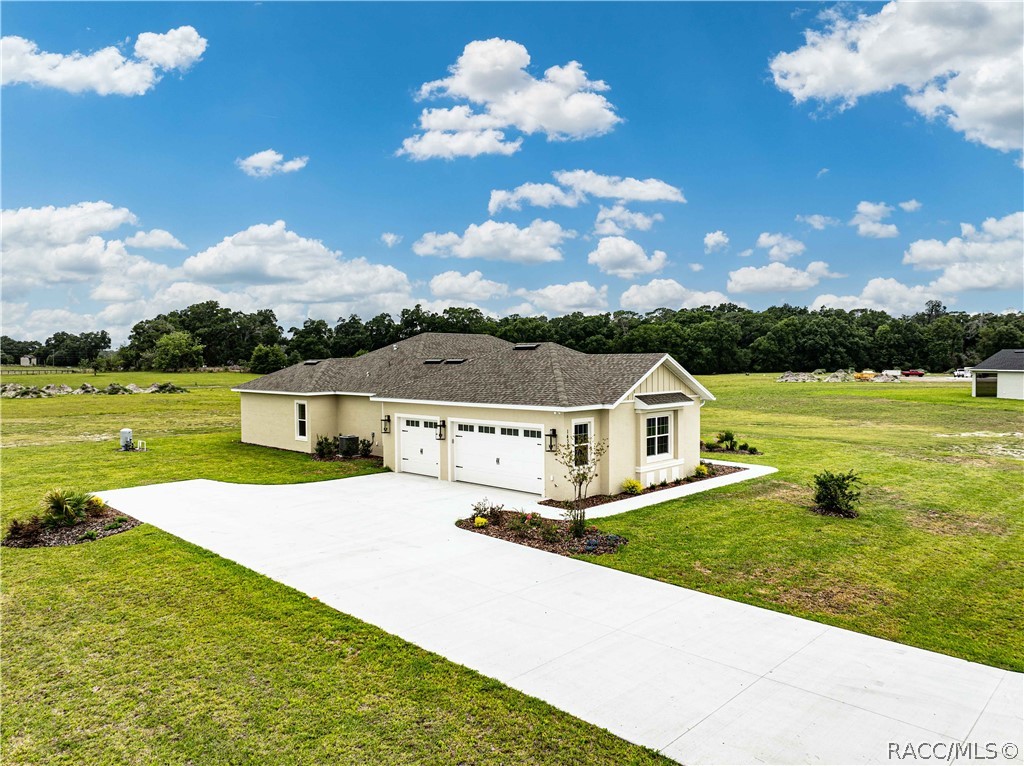 1439 Cr212 Road Oxford, FL 34484 - Photo 3 of 48 Side view of home with 3 car garage