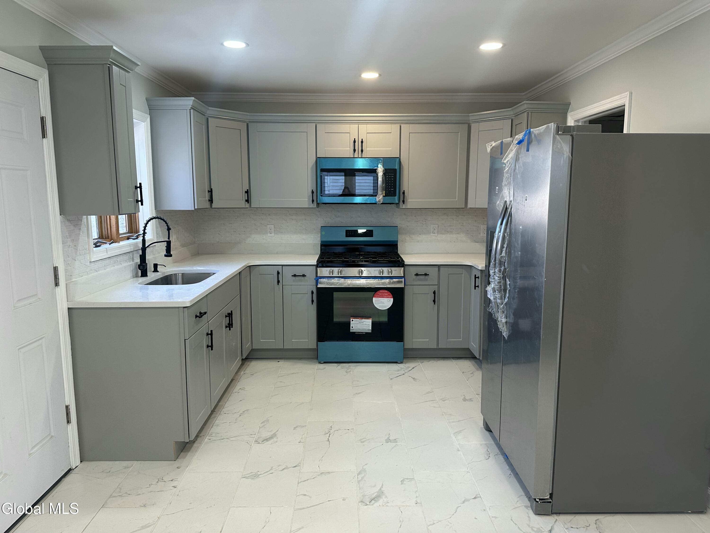 740 Hamilton Street Schenectady, NY 12307 - Photo 4 of 40 IMG_7356