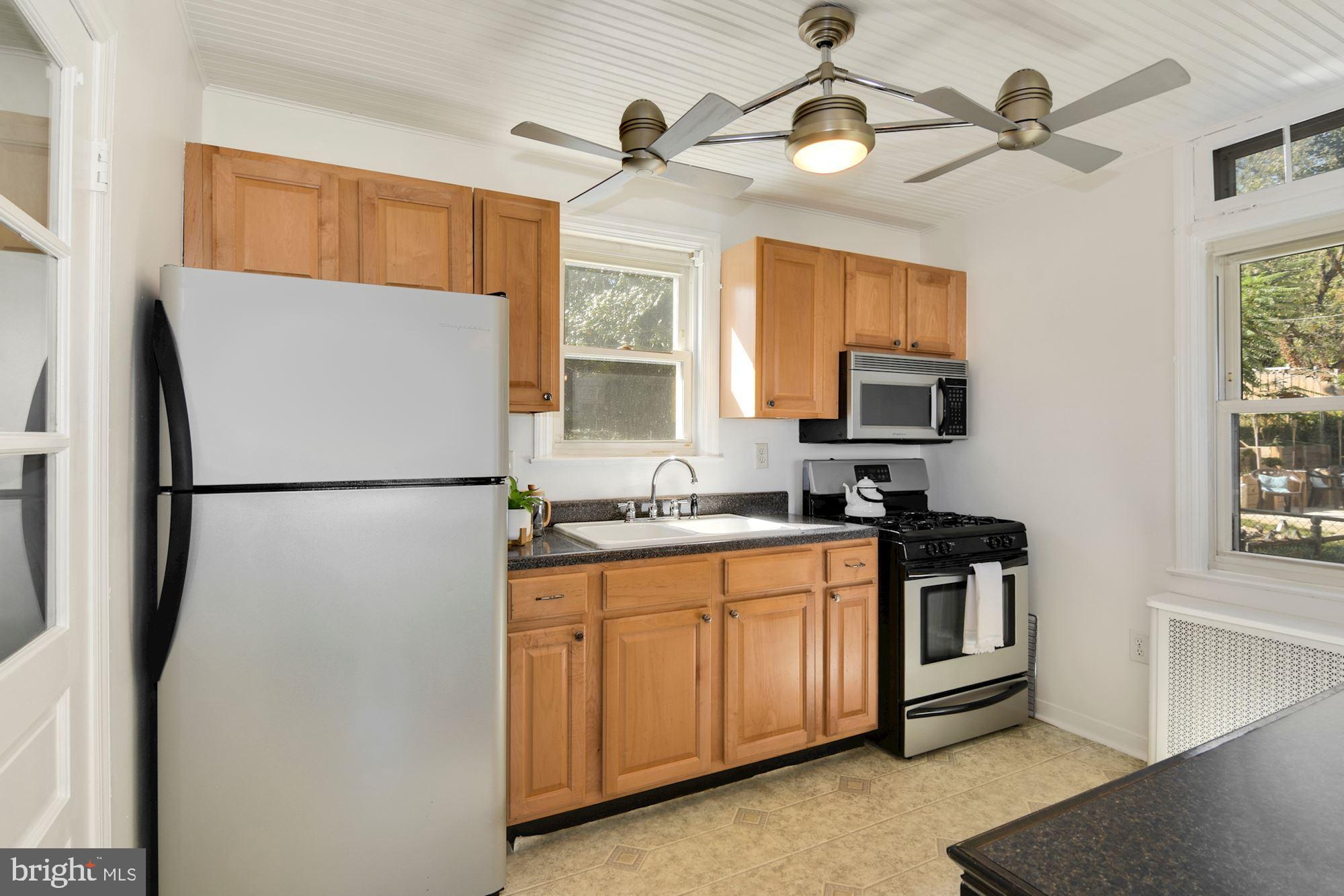 706 Devonshire Road Baltimore, MD 21229 - Photo 12 of 32 Stainless steel appliances