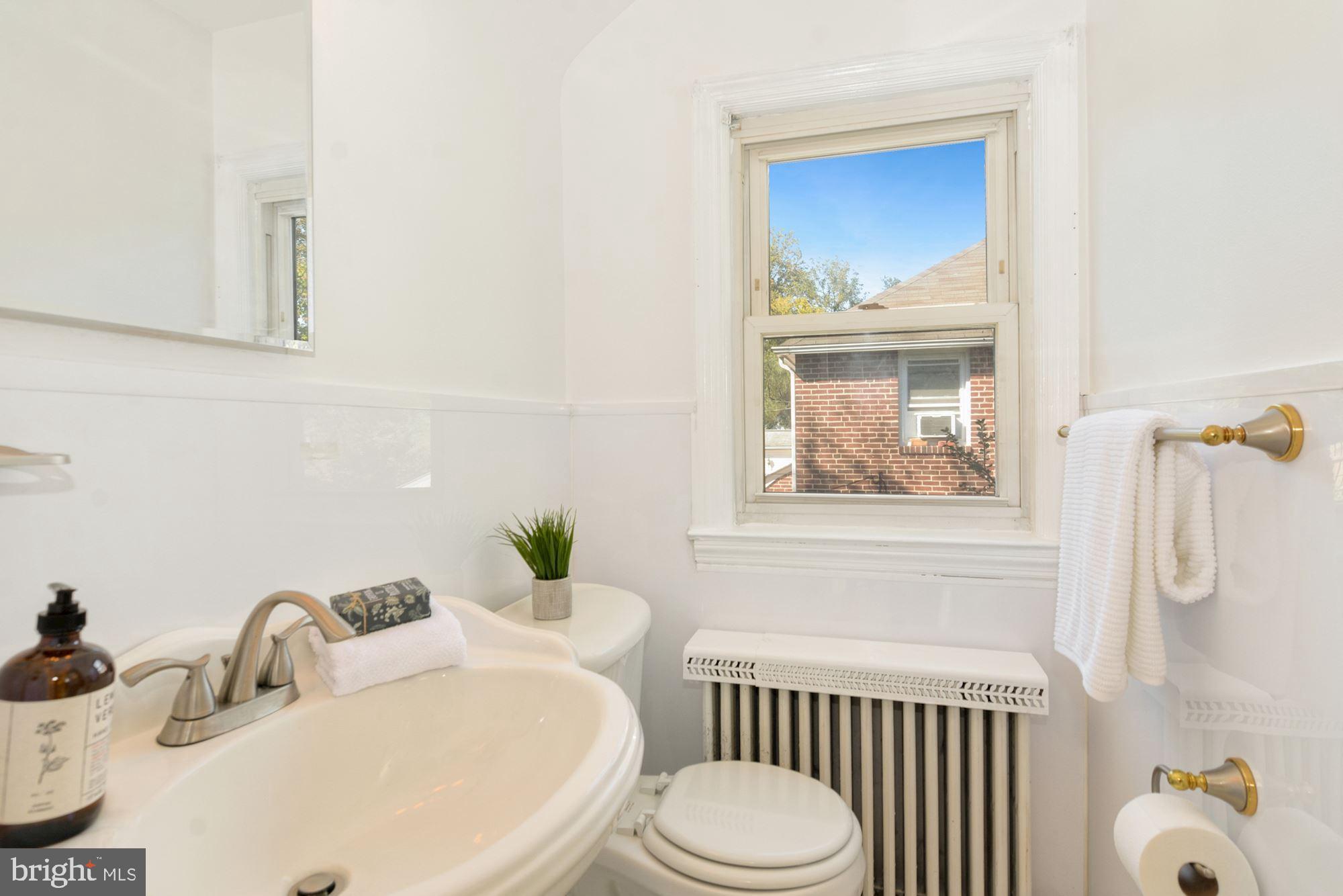 706 Devonshire Road Baltimore, MD 21229 - Photo 20 of 32 Bathroom