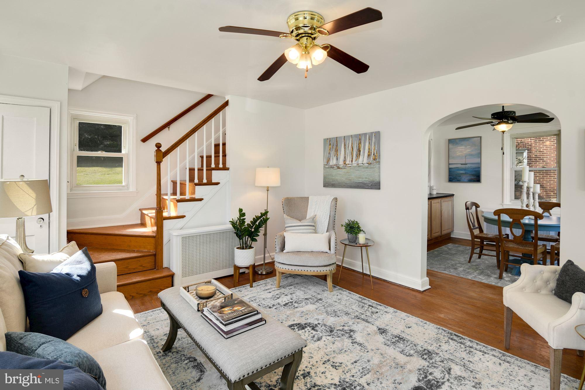 706 Devonshire Road Baltimore, MD 21229 - Photo 5 of 32 Light filled living room