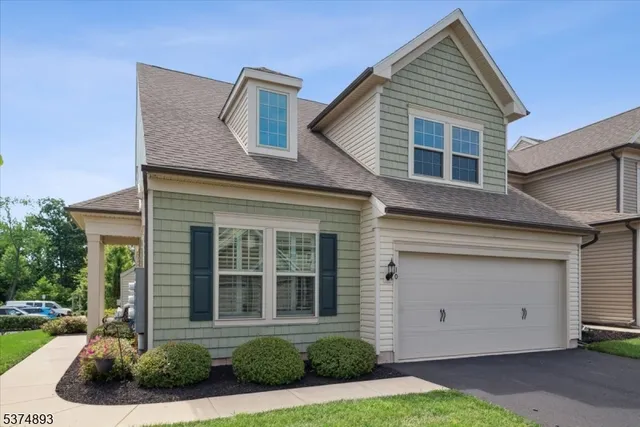 a view of a house with yard and plants