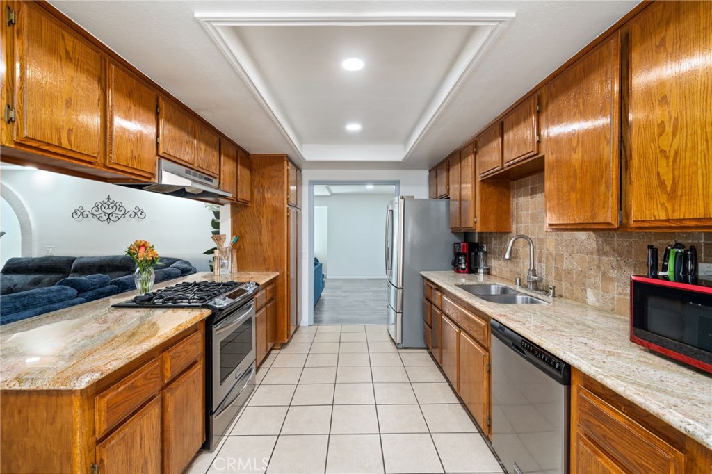 682 West Cheshire Street Rialto, CA 92377 - Photo 6 of 18 Large Kitchen