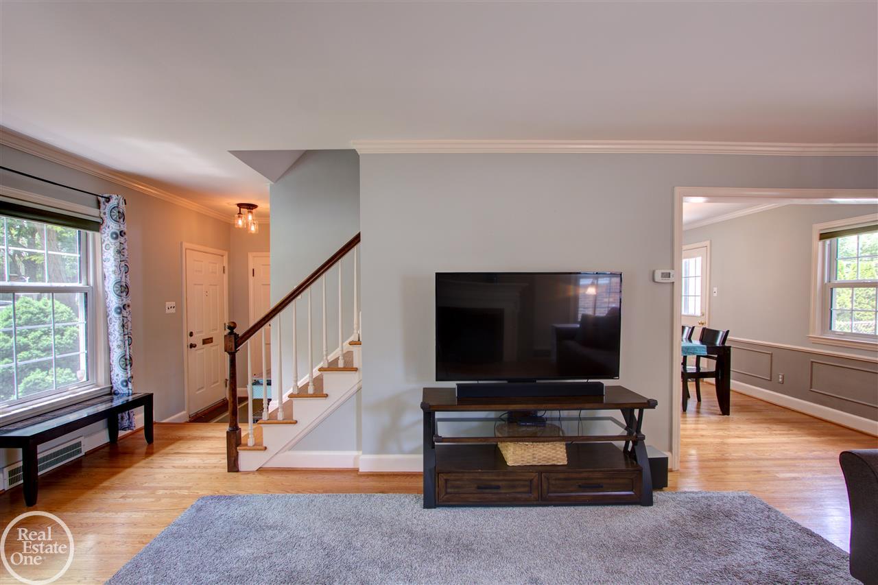1324 Roslyn Road Grosse Pointe, MI 48236 - Photo 7 of 34 31351245-6.JPG