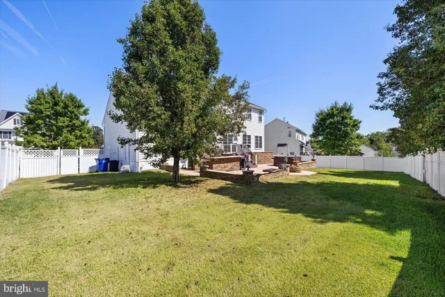 a view of a house with backyard