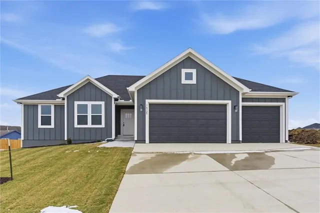 $449,500 | 16729 Pinehurst Drive, Basehor, KS 66007