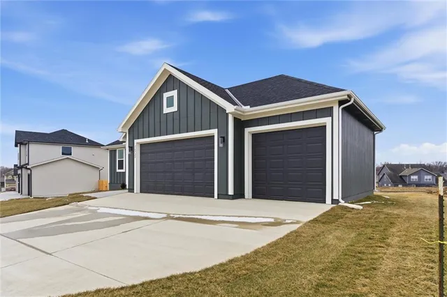 $449,500 | 16729 Pinehurst Drive, Basehor, KS 66007