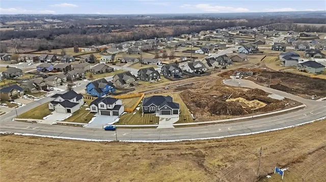 $449,500 | 16729 Pinehurst Drive, Basehor, KS 66007