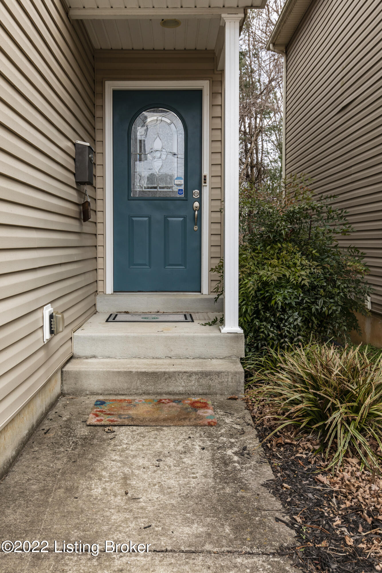 8909 Riley Avenue Lyndon, KY 40242 - Photo 3 of 34 3-front