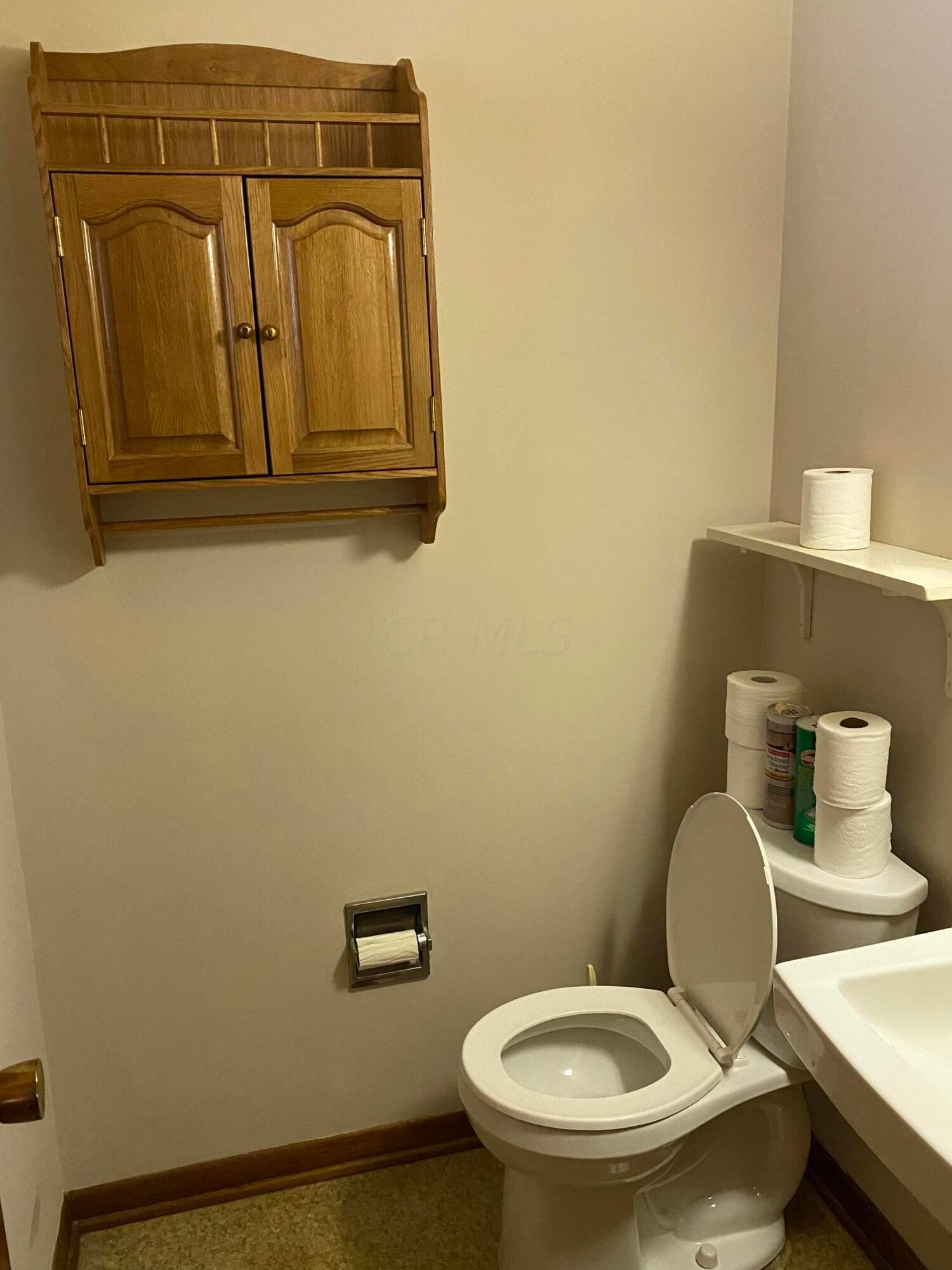 622 Beechwood Road Columbus, OH 43213 - Photo 11 of 24 Half Bath