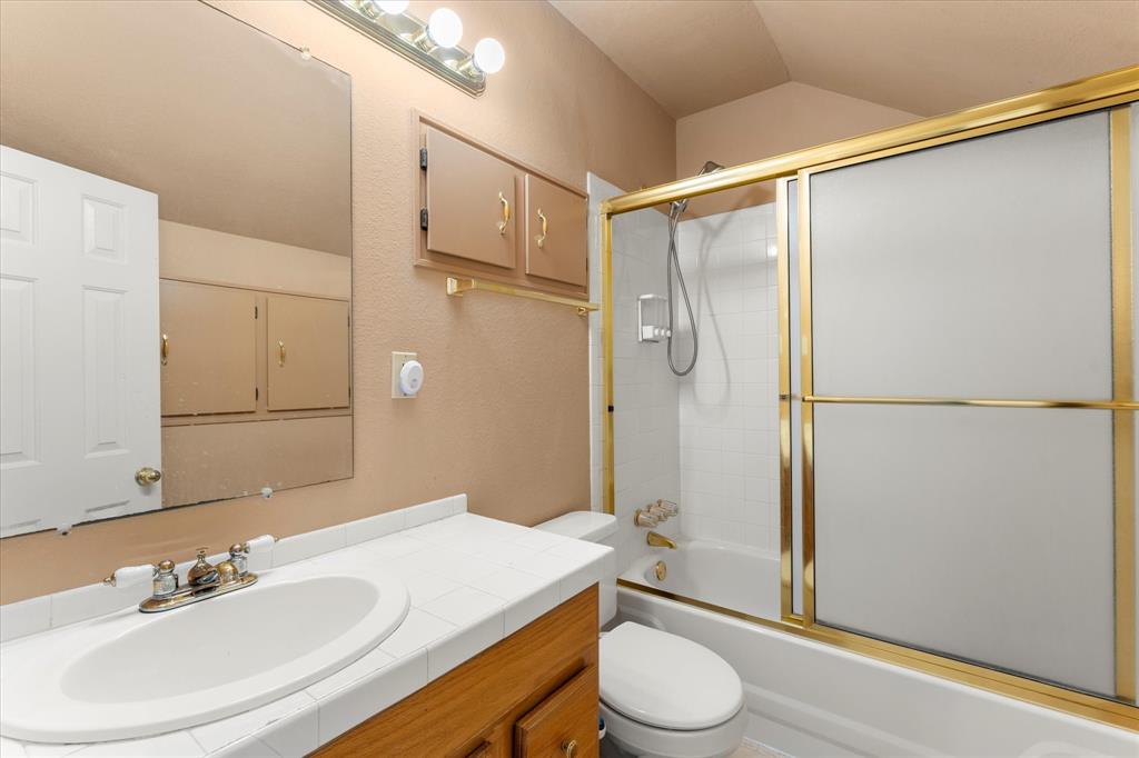 410 Etheridge Road Canton, TX 75103 - Photo 20 of 22 Bathroom with vanity, toilet, bath / shower combo with glass door, and lofted ceiling