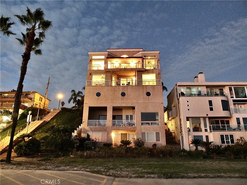 1700 Bluff Place, Unit 1 Long Beach, CA 90802 - Photo 42 of 45 a front view of a building