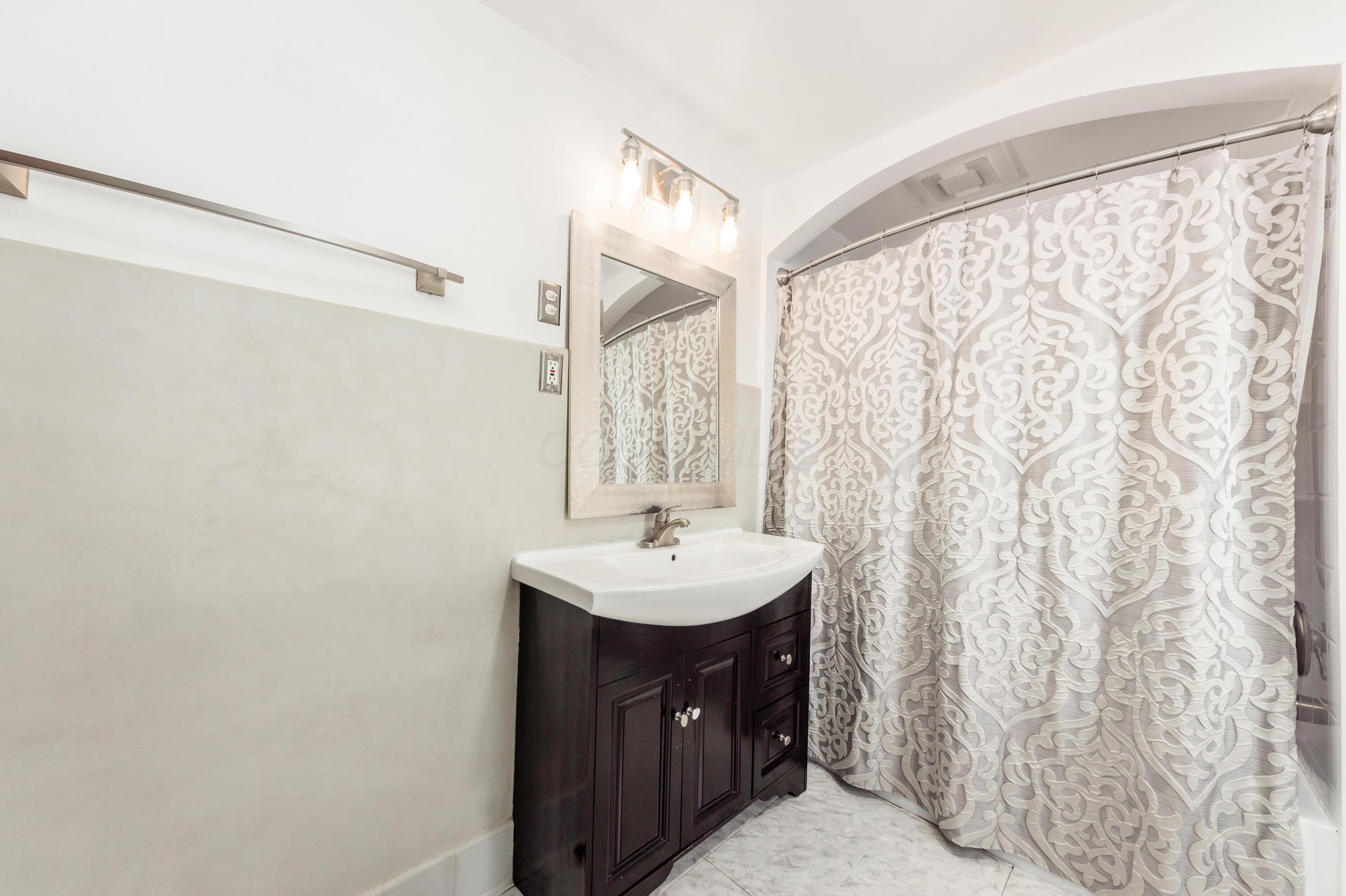 829 Vernon Road Columbus, OH 43209 - Photo 19 of 40 Upstairs bath
