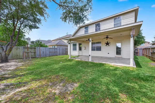 a view of a house with backyard and garden