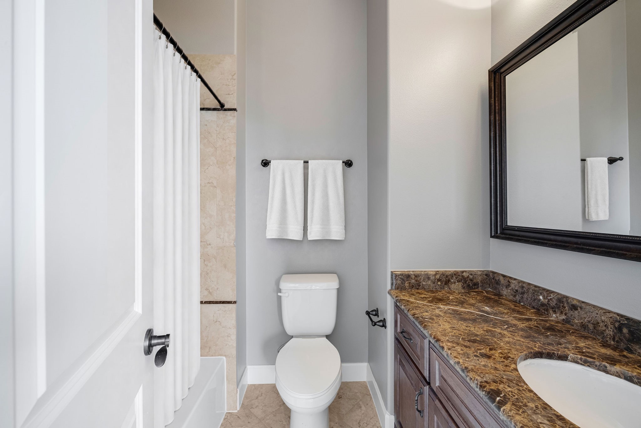 2415 Commonwealth Street Houston, TX 77006 - Photo 20 of 26 Guests and family will appreciate the private en suite bath, complete with a spacious vanity, ample storage, and a full tub/shower combination.