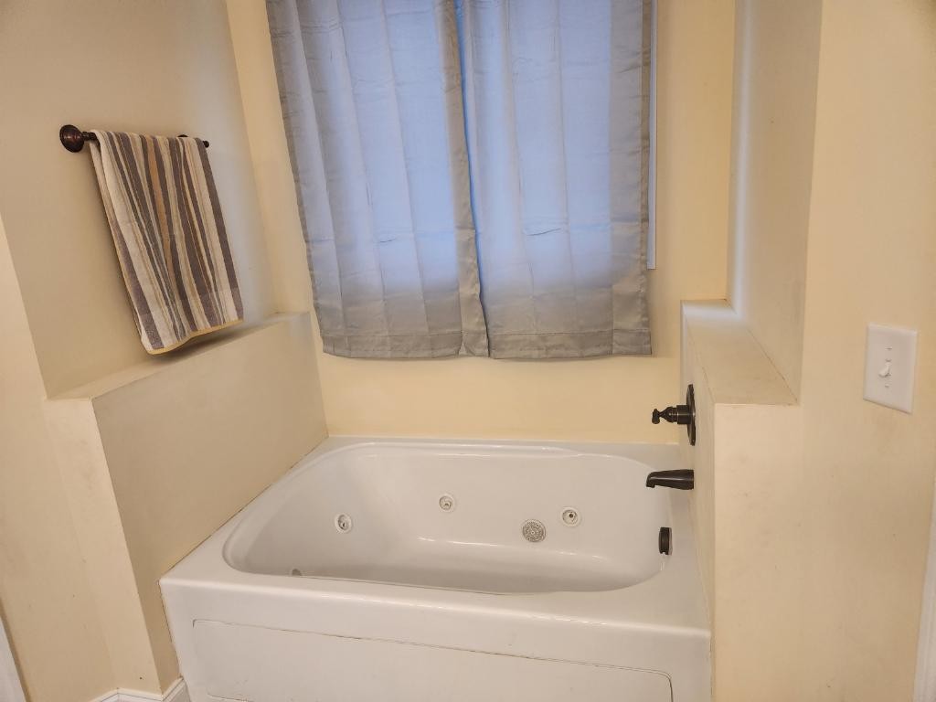 511 Franklin Road Gallatin, TN 37066 - Photo 20 of 47 a bathroom with a bathtub