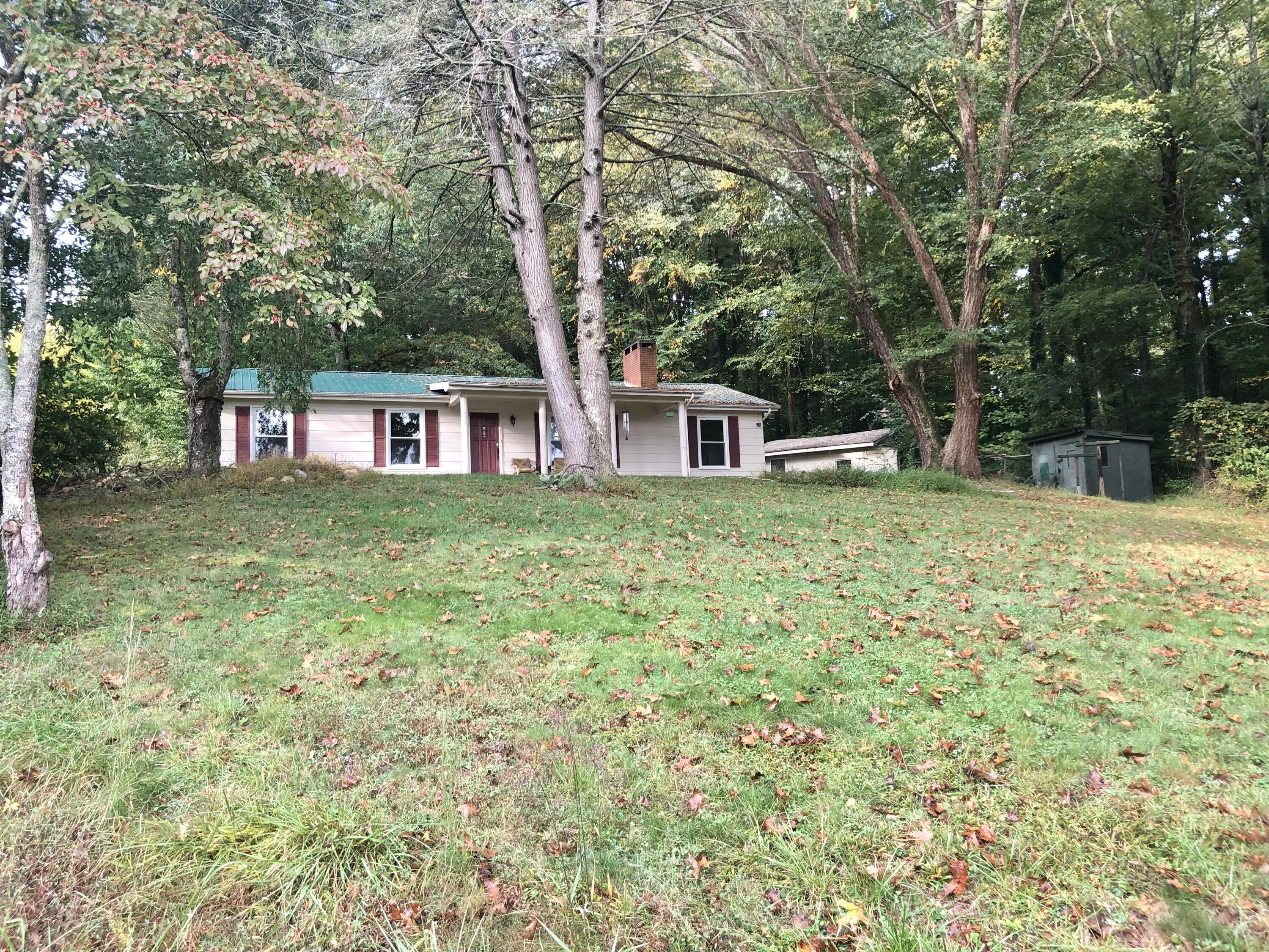 170 Wolfe Lane Butler, TN 37640 - Photo 4 of 34 IMG_3187