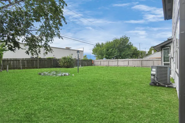 a view of yard with green space