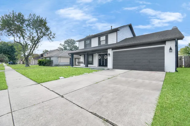 front view of house with a yard