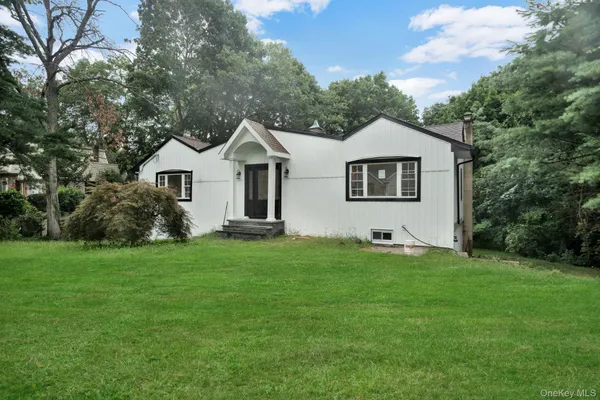 $869,000 | 7 Weinmann Boulevard, Melville, NY 11747
