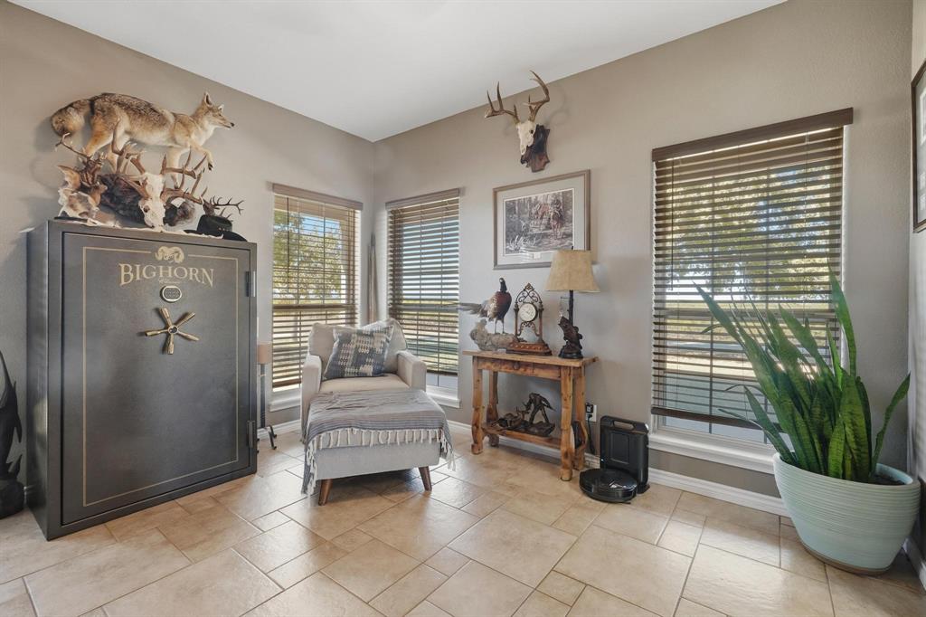 401 County Road 359, Unit B Merkel, TX 79536 - Photo 13 of 40 a living room with furniture and a potted plant