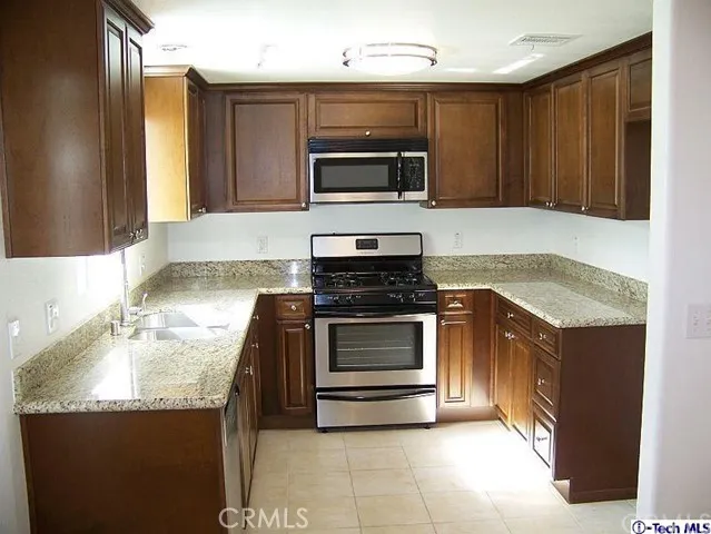 $3,600 | 6615 Sepulveda Boulevard, Unit 303, Van Nuys, CA 91411