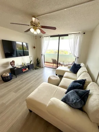 $1,800 | 1825 West 44th Place, Unit 808, Hialeah, FL 33012