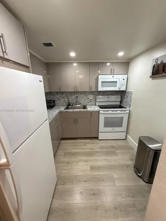 $1,800 | 1825 West 44th Place, Unit 808, Hialeah, FL 33012