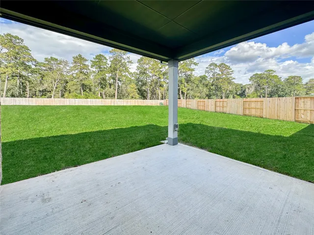 a view of a back yard