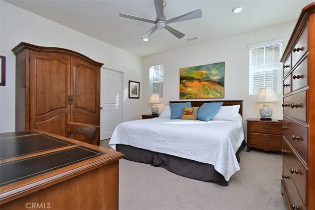 a view of a back yard