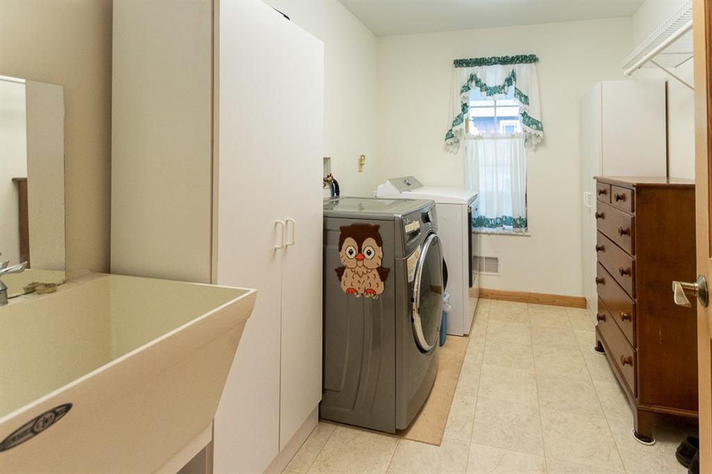 910 Latonka Drive Mercer, PA 16137 - Photo 28 of 38 a utility room with dryer and washer
