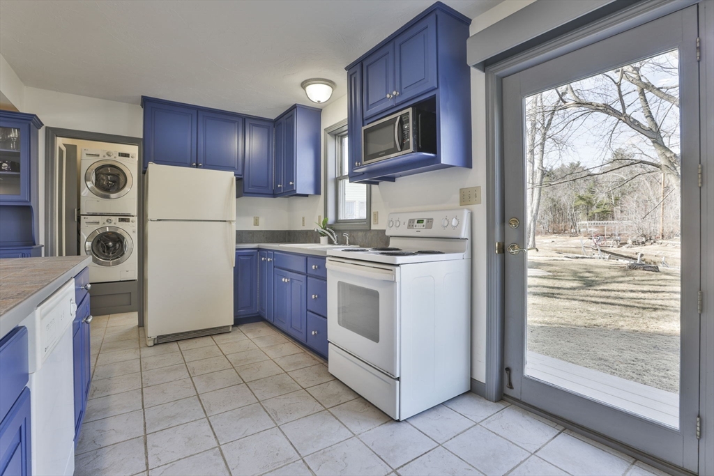 105 Conleys Grove Road Derry, NH 03038 - Photo 13 of 31 Gallery Image 13