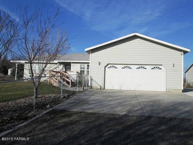 a view of backyard of house