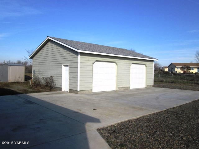 173401 West Johnson Road Grandview, WA 98930 - Photo 2 of 38 a view of a house with a yard