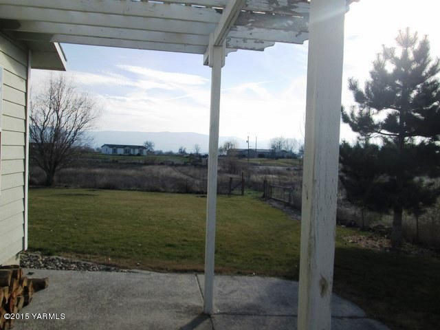 173401 West Johnson Road Grandview, WA 98930 - Photo 11 of 38 a view of a glass door and a yard