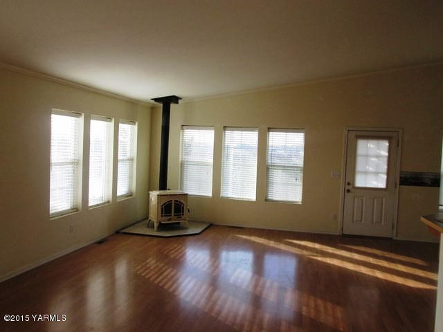 173401 West Johnson Road Grandview, WA 98930 - Photo 13 of 38 a living room with hardwood floor and windows
