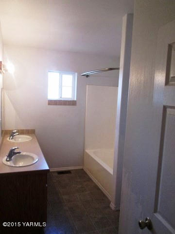 173401 West Johnson Road Grandview, WA 98930 - Photo 27 of 38 a bathroom with a sink and a mirror