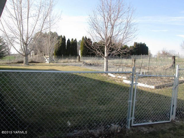 173401 West Johnson Road Grandview, WA 98930 - Photo 36 of 38 a view of a backyard