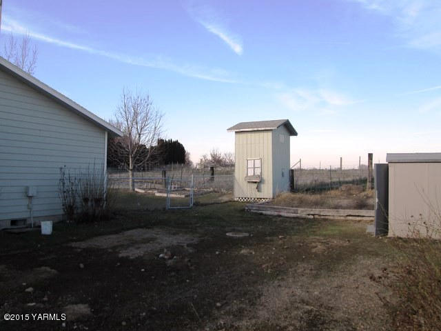 173401 West Johnson Road Grandview, WA 98930 - Photo 5 of 38 a backyard of a house