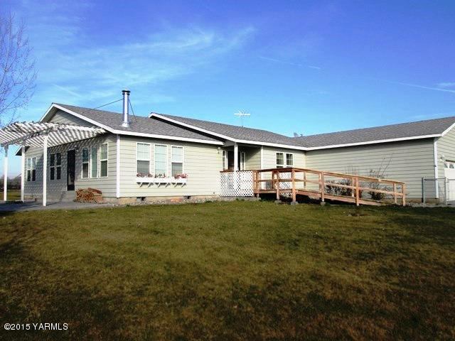 173401 West Johnson Road Grandview, WA 98930 - Photo 7 of 38 a front view of a house with a garden