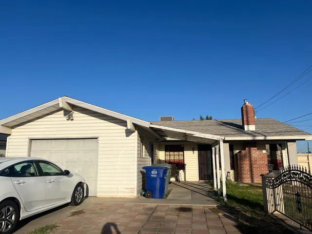a view of a car park in front of house