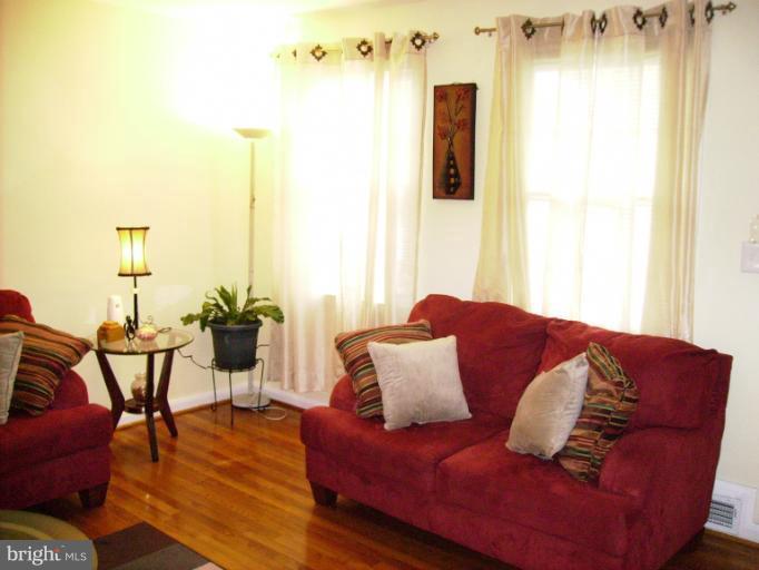 1323 Pentridge Road Baltimore, MD 21239 - Photo 4 of 17 Living Room