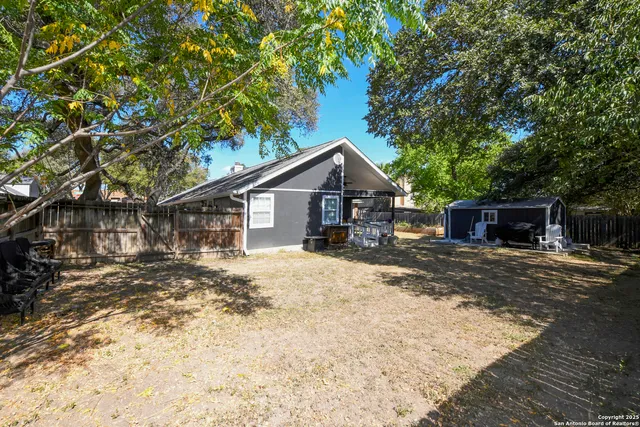 a view of a backyard