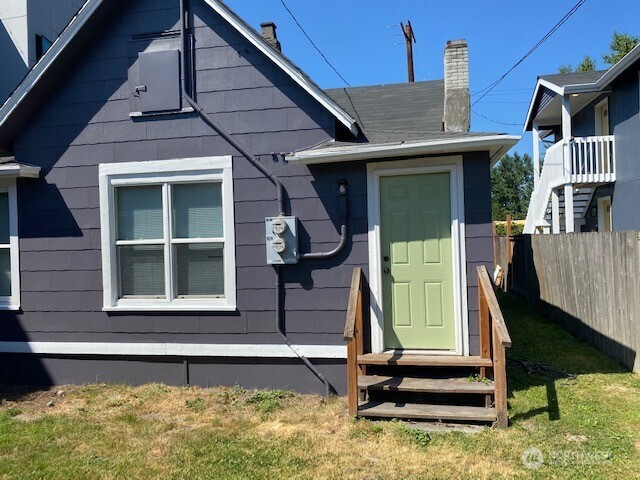 547 South Sullivan Street Seattle, WA 98108 - Photo 2 of 17 a front view of a house with a garden